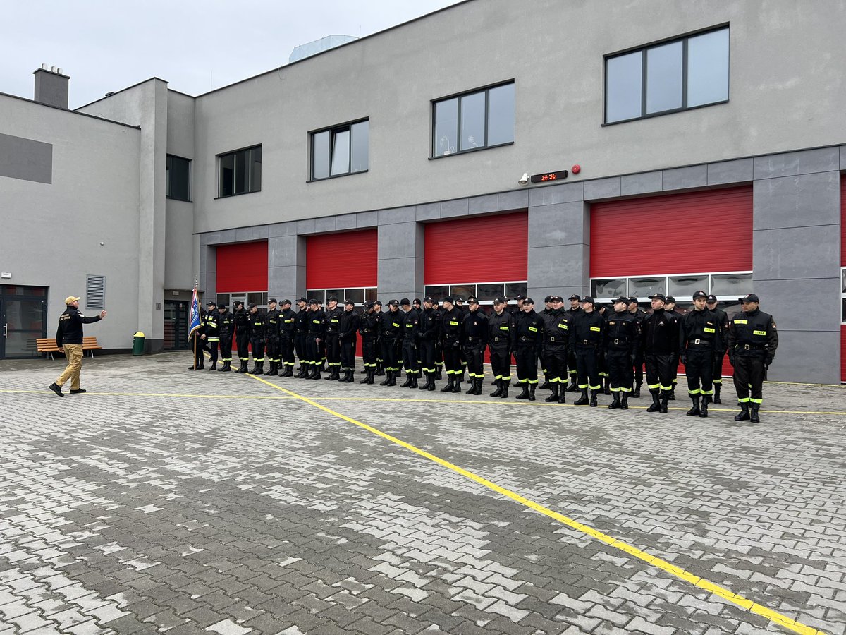 📸👨‍🚒 Dziś na naszym placu odbywa się szkolenie Kompanii Reprezentacyjnej Komendy Wojewódzkiej PSP w Kielcach przed majowymi uroczystościami. @KGPSP