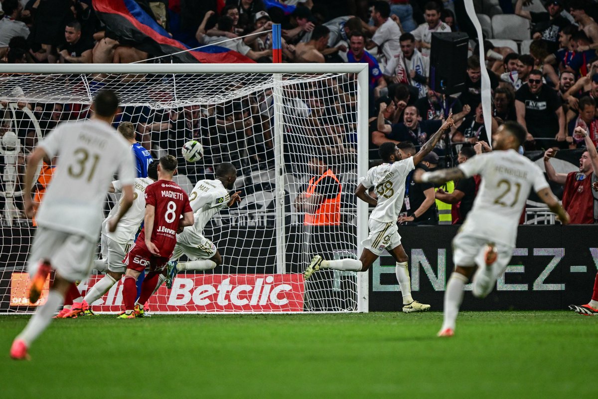 Alexandre Lacazette was knocked out by the Brest goalkeeper, had to be stretchered off. Maitland-Niles scored the resulting penalty to win the game for Lyon.