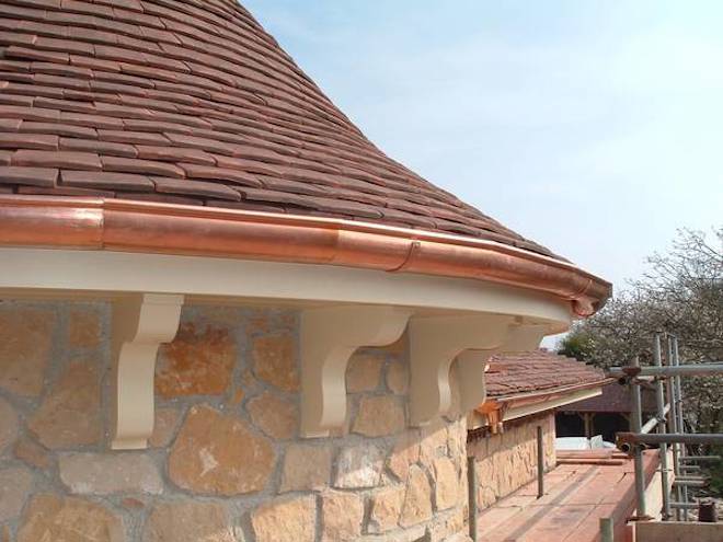 Special radius copper gutter from @Copper_gutter used in new-build property ow.ly/1OpW50R1jZ9 #CopperGutter #GutterInstallation #RoofingSolutions #CustomGutters #ModernArchitecture