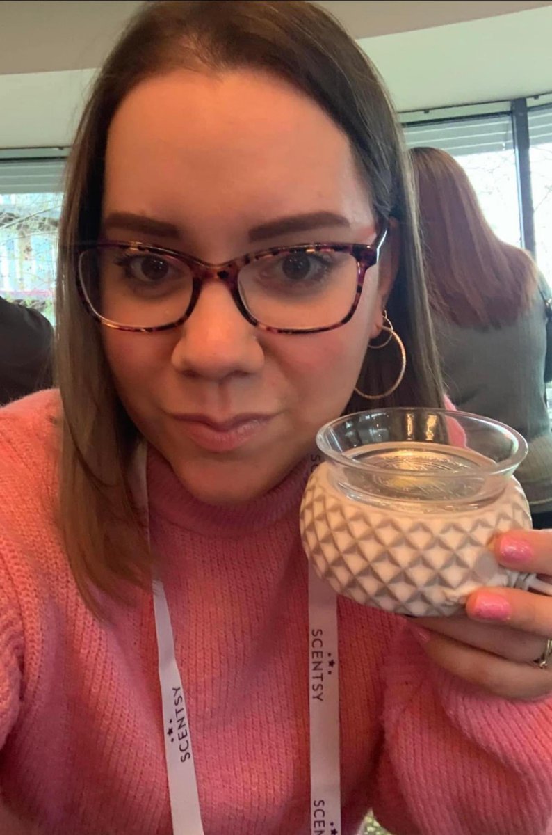 GScents_Kim's tweet photo. Just ADORABLE! 𝗦𝗶𝗺𝗽𝗹𝘆 𝗗𝗶𝗮𝗺𝗼𝗻𝗱 is an affordable warmer for all decor styles. It would be perfect on your office desk! A beautiful giftable warmer too. https://t.co/zGHsUBNZzv