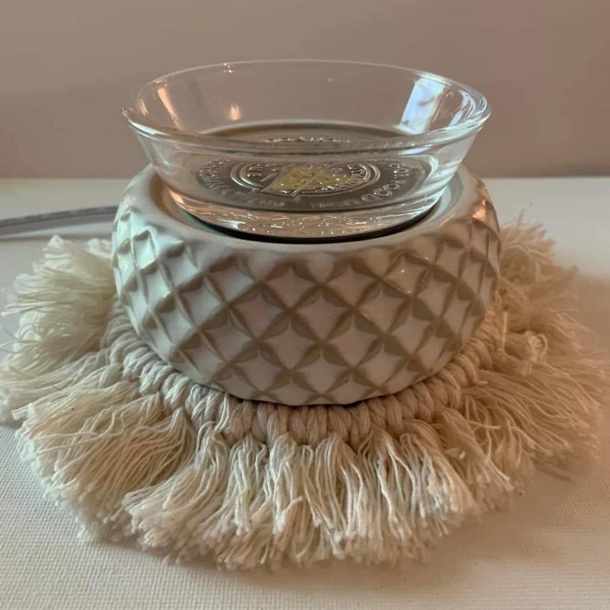 GScents_Kim's tweet photo. Just ADORABLE! 𝗦𝗶𝗺𝗽𝗹𝘆 𝗗𝗶𝗮𝗺𝗼𝗻𝗱 is an affordable warmer for all decor styles. It would be perfect on your office desk! A beautiful giftable warmer too. https://t.co/zGHsUBNZzv