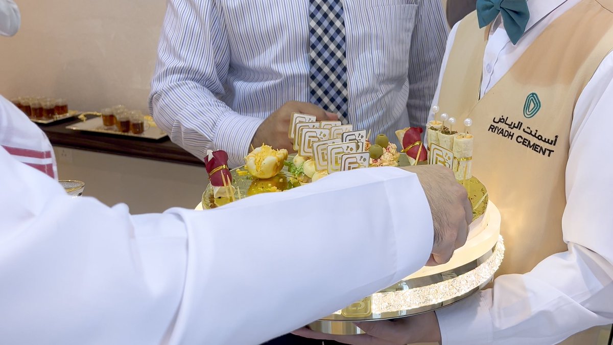 RiyadhCement's tweet photo. #عوداً_حميداً
في حدث بهيج يعكس روح الأخوة والمحبة، تبادل سعادة عضو المجلس الرئيس التنفيذي المهندس شعيل بن جار الله العايض التهاني والتبريكات مع كافة منسوبي الشركة، وذلك خلال حفل المعايدة السنوي المقام صباح أمس الأحد في المقر الرئيسي للشركة بحضور مديري الإدارات والأقسام والموظفين. https://t.co/E0JyLZuwCH