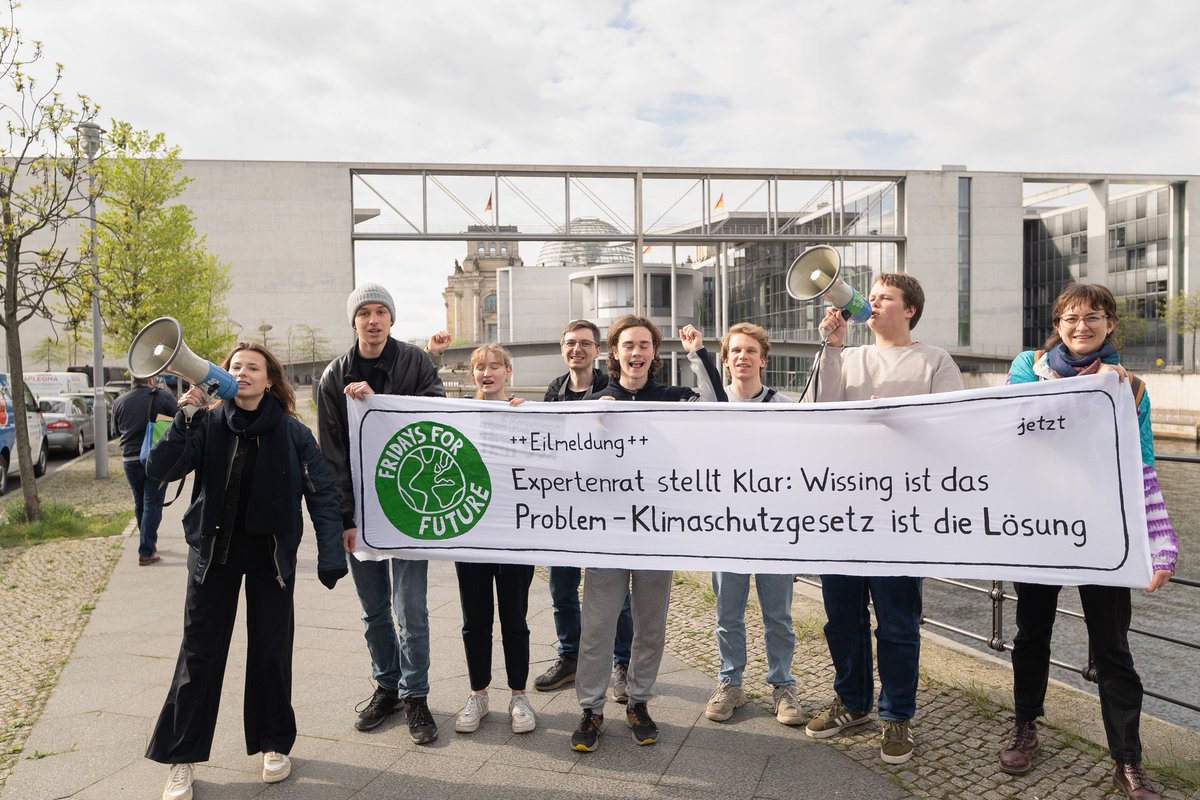Fridays for Future Germany (@fridayforfuture) on Twitter photo Wissing behauptet, das #Klimaschutzgesetz sei das Problem und lenkt von seiner Arbeitsverweigerung ab. Die Profis vom <a href="/ERK_Klima/">Expertenrat für Klimafragen</a> stellen klar: <a href="/Wissing/">Volker Wissing</a> ist das Problem & das Klimaschutzgesetz die Lösung! Die Ampel muss den Klimaschutz stärken statt das KSG wirkungslos zu machen. Wissing behauptet, das #Klimaschutzgesetz sei das Problem und lenkt von seiner Arbeitsverweigerung ab. Die Profis vom <a href="/ERK_Klima/">Expertenrat für Klimafragen</a> stellen klar: <a href="/Wissing/">Volker Wissing</a> ist das Problem & das Klimaschutzgesetz die Lösung! Die Ampel muss den Klimaschutz stärken statt das KSG wirkungslos zu machen.