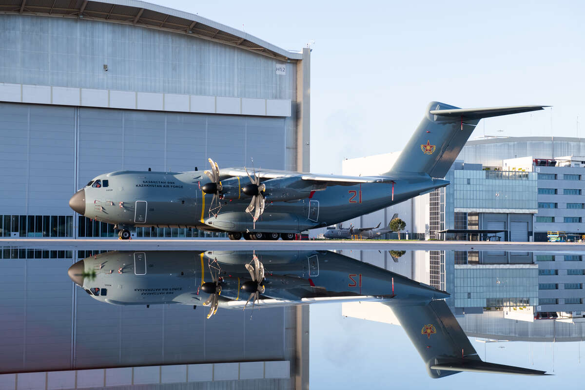 Great pic via @AirbusDefence of first A400M (of 2) for Kazakhstan fresh out of the paint shop. Unusual gloss grey paint scheme and a bit weird seeing Soviet-style red 'Bort' numbers on a Western aircraft! #avgeek