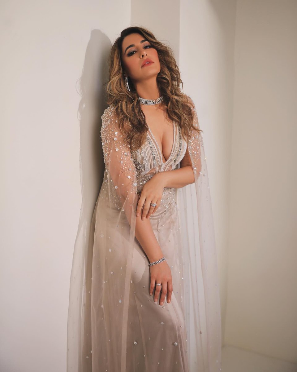 Nargis Fakhri Looks Stunning In The New Bridal Photoshoot. 💥 🤍 

#NargisFakhri