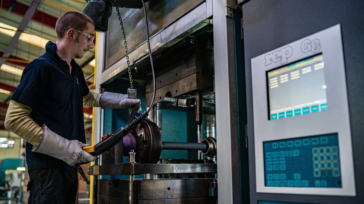 CamRubber's tweet photo. Monday's made easier, with the help of REP machinery.

Explore our facilities in more depth: https://t.co/jfDiWKyu8s 

#Rubber #RubberCompound #Manufacturing #UKmfg #Industry #RubberMoulding https://t.co/aDzaTy7REc