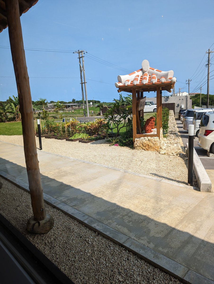 石垣島ミヤラガーデン
のすぐ近くのカフェ。　

あんつくさん。

良心的なお値段でカフェラテ350円也。