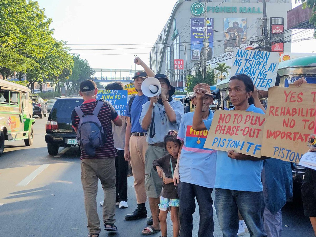 KabataanPL's tweet photo. HAPPENING NOW: Isang maikling program ang kinasa ng mga jeepney drivers and operators kasama ang ilang mga kabataang komyuter sa kahabaan ng Quezon Avenue bago tumulak papuntang Mendiola.
#NoToJeepneyPhaseout
#CommutersFightBack https://t.co/85fhzEuxl5