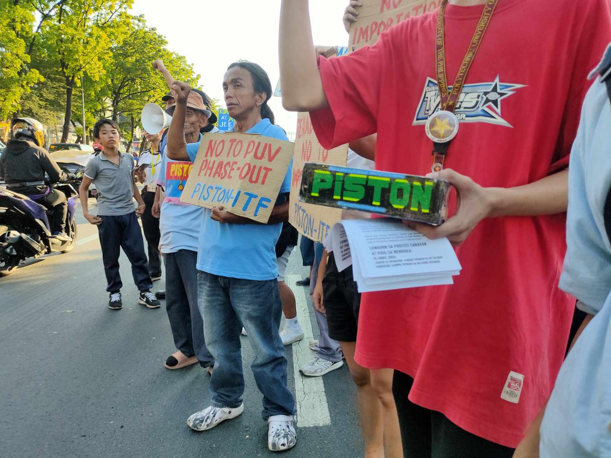 KabataanPL's tweet photo. HAPPENING NOW: Isang maikling program ang kinasa ng mga jeepney drivers and operators kasama ang ilang mga kabataang komyuter sa kahabaan ng Quezon Avenue bago tumulak papuntang Mendiola.
#NoToJeepneyPhaseout
#CommutersFightBack https://t.co/85fhzEuxl5
