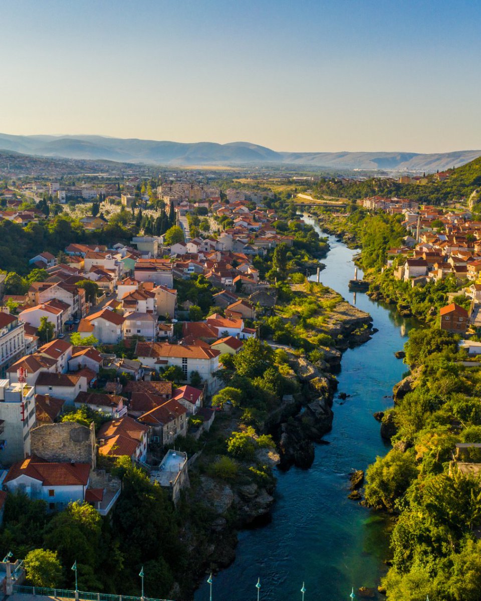 👀 La principal ciudad de la región de Herzegovina, #Mostar, puede presumir de ser uno de los lugares más bellos del planeta: un precioso rincón abrazado por su casco viejo que es perfecto para sentir el encanto de un lugar que rezuma infinito encanto. ✨ #BosniaHerzegovina