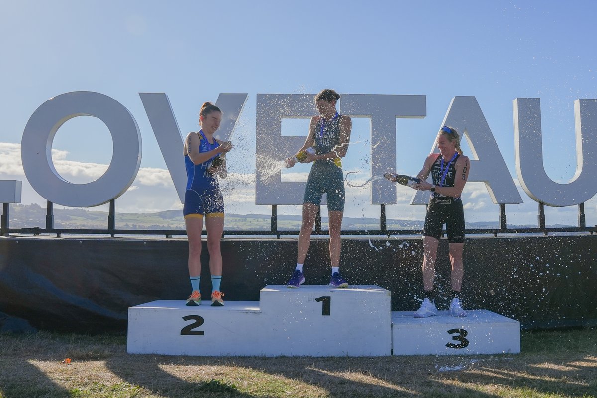 Masterclass 👊 Ellie Hoitink put on a show and secured gold at the 2024 Oceania Triathlon Championships Taupo 🤩 🥇 @EllieHoitink 🥈 Richelle Hill 🥉 @ainzthorpe #Triathlon #Victory #BeYourExtraordinary