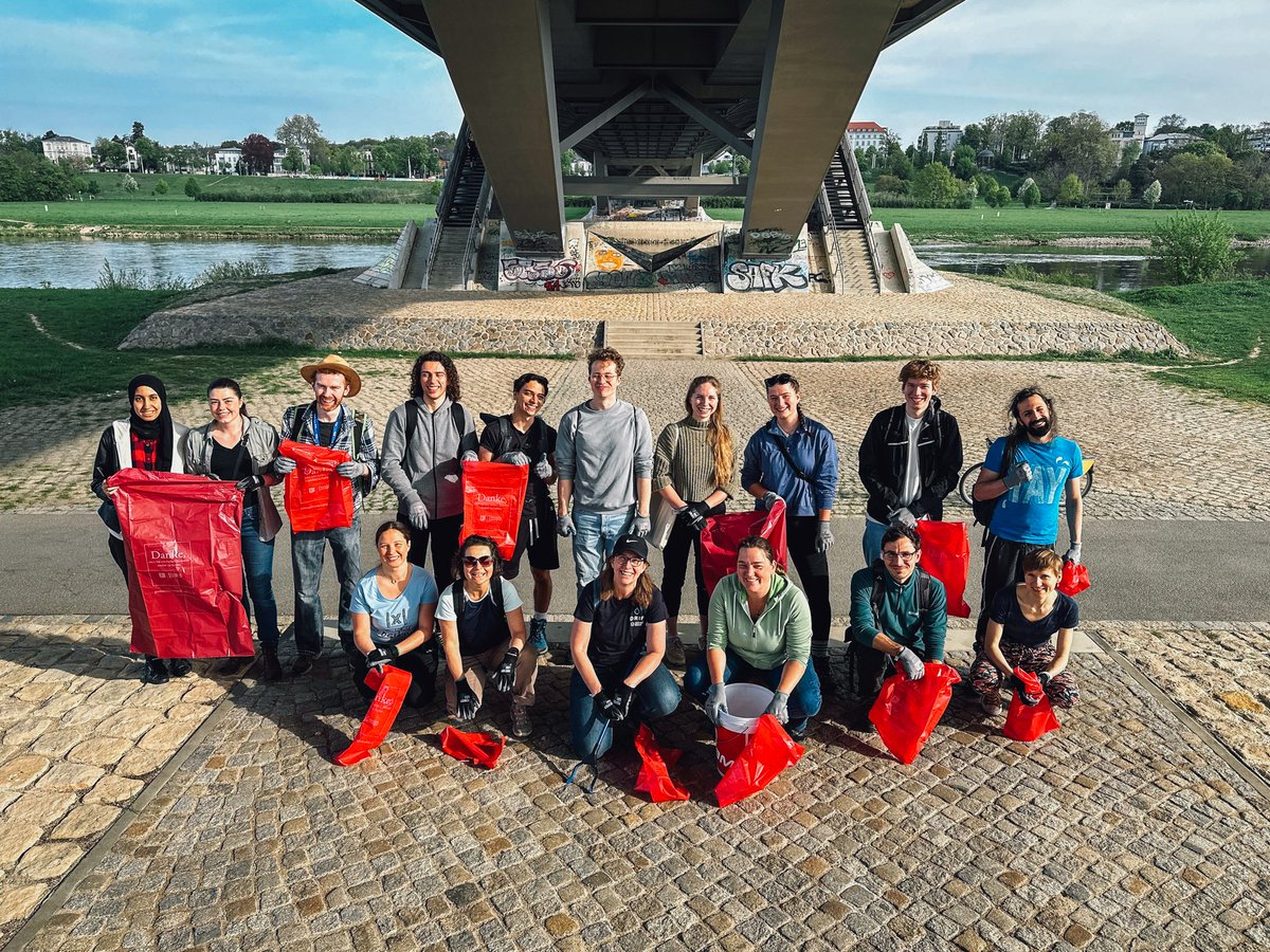 Our #MSc students and scientists from @BCUBE_TUDresden, @BIOTEC_TUD, and @CRTDpress dedicated their Saturday to the Elbe meadow cleaning / #Elbwiesenreinigung. Proud of our team for ensuring @Dresden riverbanks are clean and ready for summer! 🌿☀️ #CMCBnews