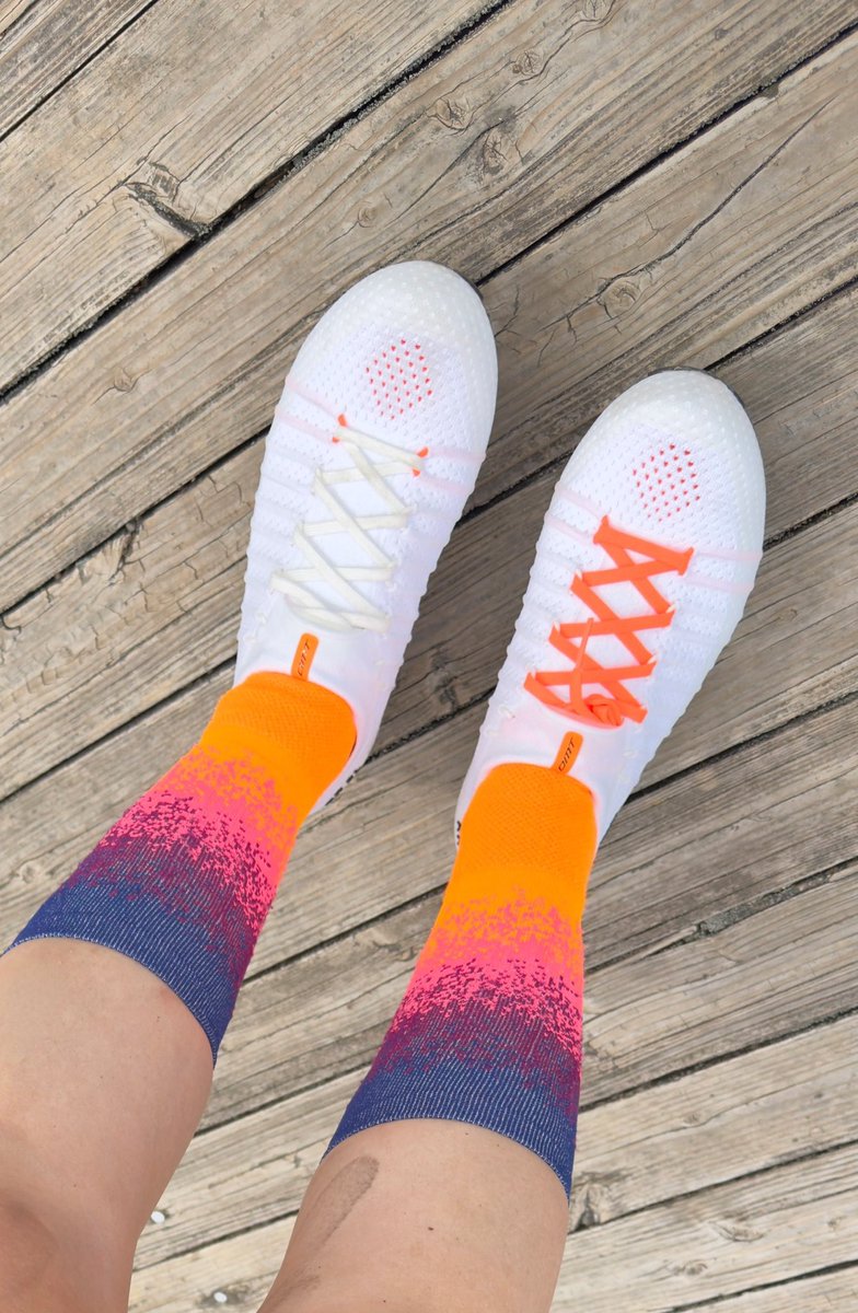 macaroncoloram's tweet image. KRSLのひも左右色違いが好評なのですが、これも紐シューズだから出来る楽しみ方🤍🧡
（紐は白とオレンジが2本ずつセットでついてるので、好きな色にできます⭕️）

#DMTCycling
#アンバサダー