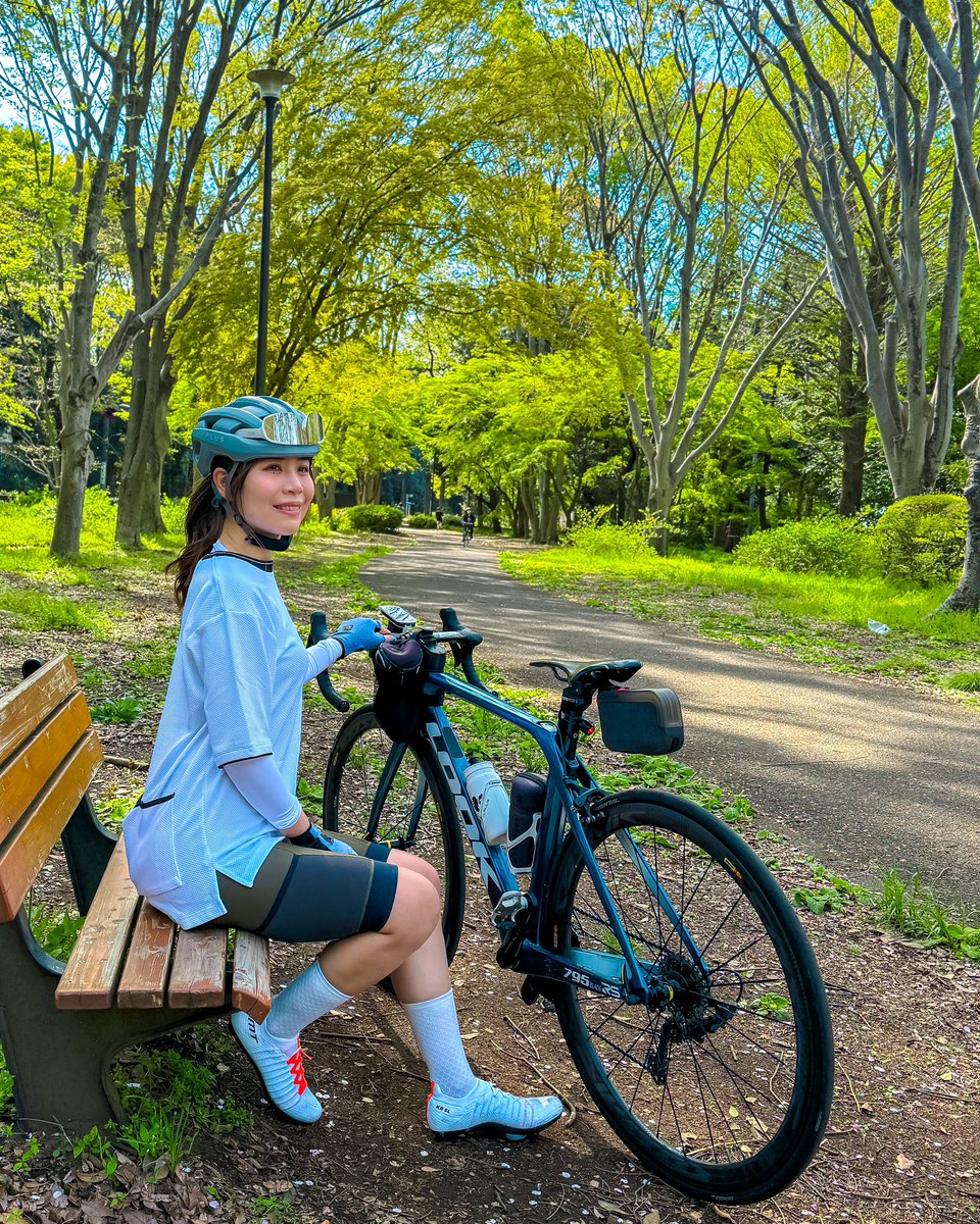 macaroncoloram's tweet image. KRSLのひも左右色違いが好評なのですが、これも紐シューズだから出来る楽しみ方🤍🧡
（紐は白とオレンジが2本ずつセットでついてるので、好きな色にできます⭕️）

#DMTCycling
#アンバサダー