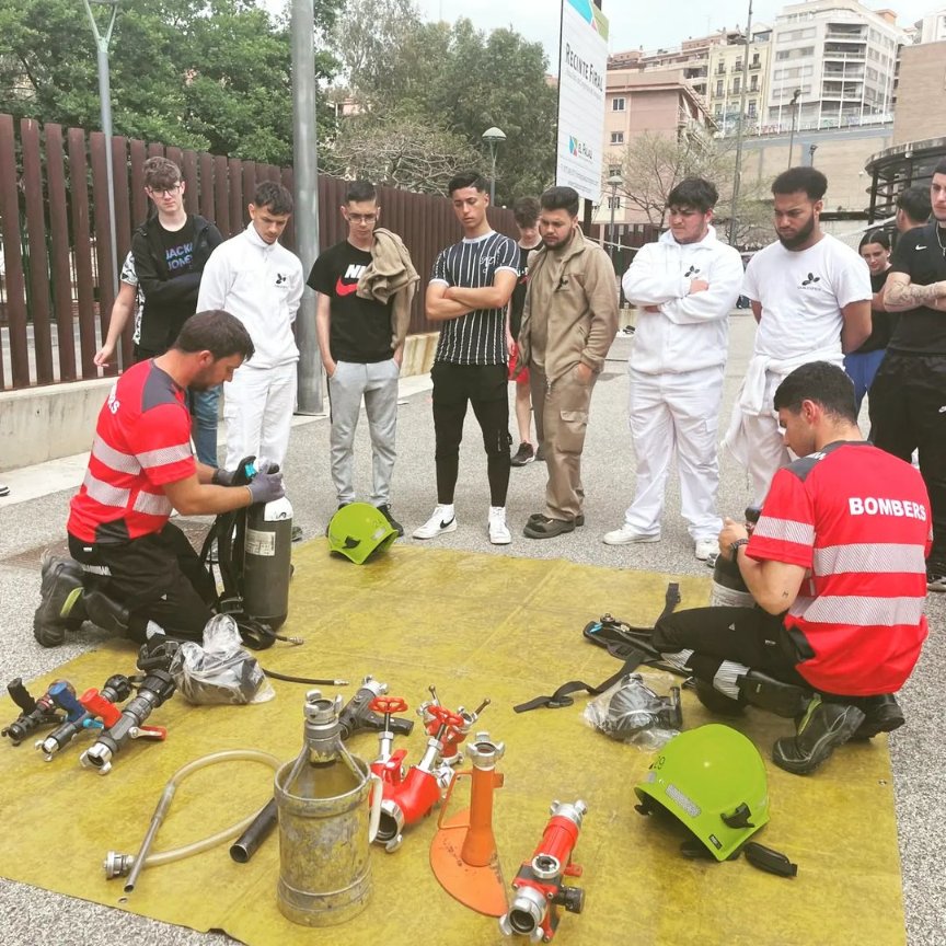 e_emergencies's tweet photo. Aquesta setmana, dies 18 i 19, ens podreu trobar a la #FiraCaminsFP a @firaReusEvents.

Realitzarem demostracions i donarem informació sobre el #CFGM en #emergenciesiprotecciocivil i el Curs Oficial de #BomberEmpresa.

Entrada gratuïta!

#formacioreglada #Bomber #Bombera #FP https://t.co/r7NHKHKPzv