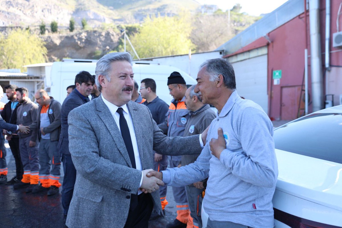 Bayram dönüşü ilk mesai günümüze İnecik, Yeniköy Park ve Bahçeler Şantiyemizde ve Belediye Ek Hizmet Binamızda çalışan mesai arkadaşlarımızla bayramlaşarak başladık. Rabbim sağlık, birlik ve beraberlik içerisinde nice bayramlara erişmeyi nasip etsin.