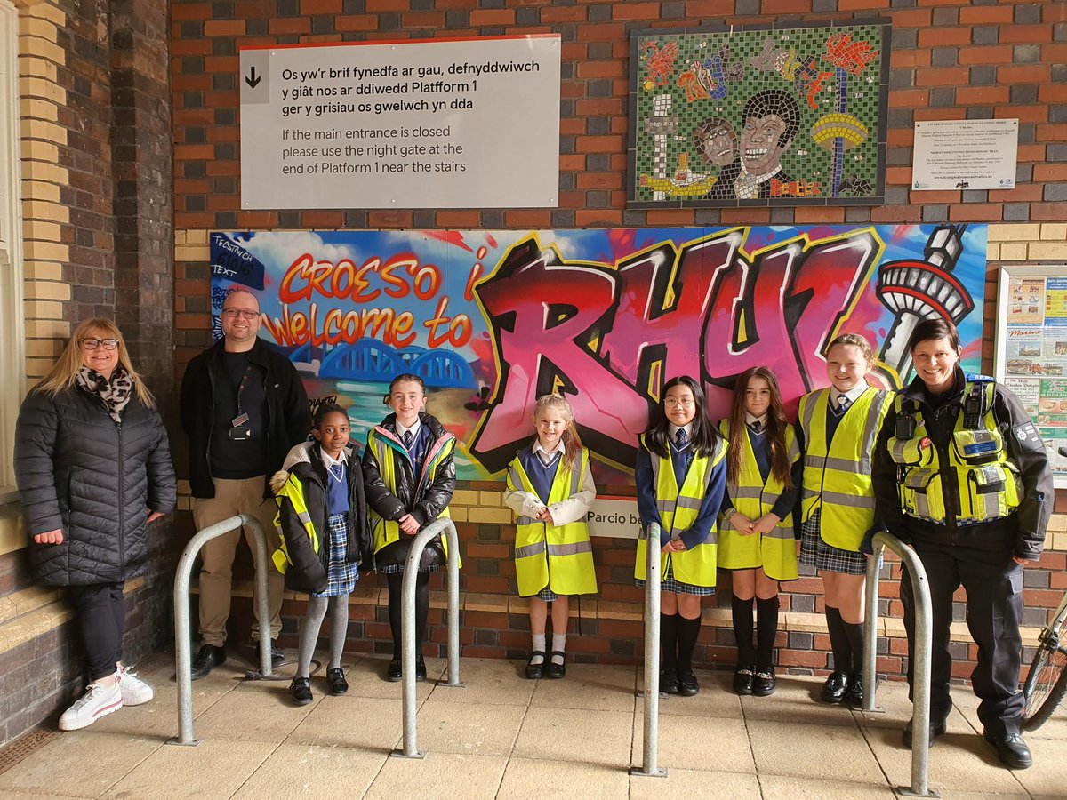 🎨New Rail Safety Artwork Unveiled at Rhyl Railway Station This fantastic project is a collaboration between Transport for Wales, @BTPWales, and @CTWCSRhyl students. news.tfw.wales/news/new-rail-…