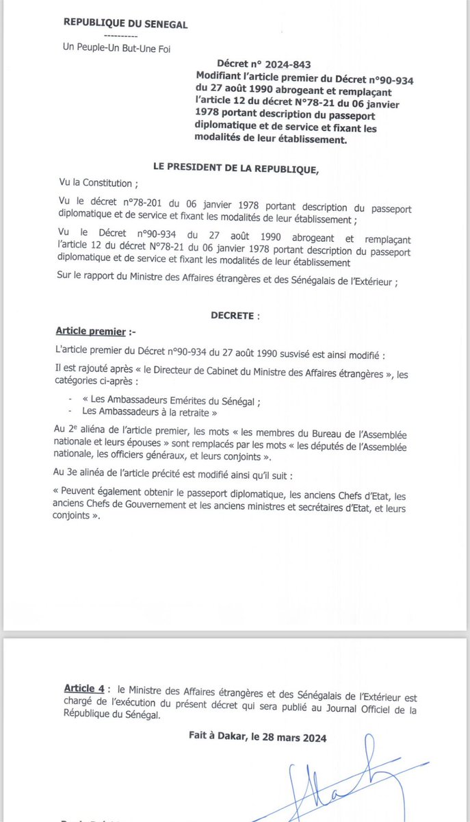 Macky SALL est un vulgaire LÂCHE indigne et abject. Il a signé ce décret le 28 Mars avant son départ pour changer les modalités de l’établissement du Passeport diplomatique et l’étendre aux anciens ministres et leurs conjoints. Les députés, les officiers généraux et leurs