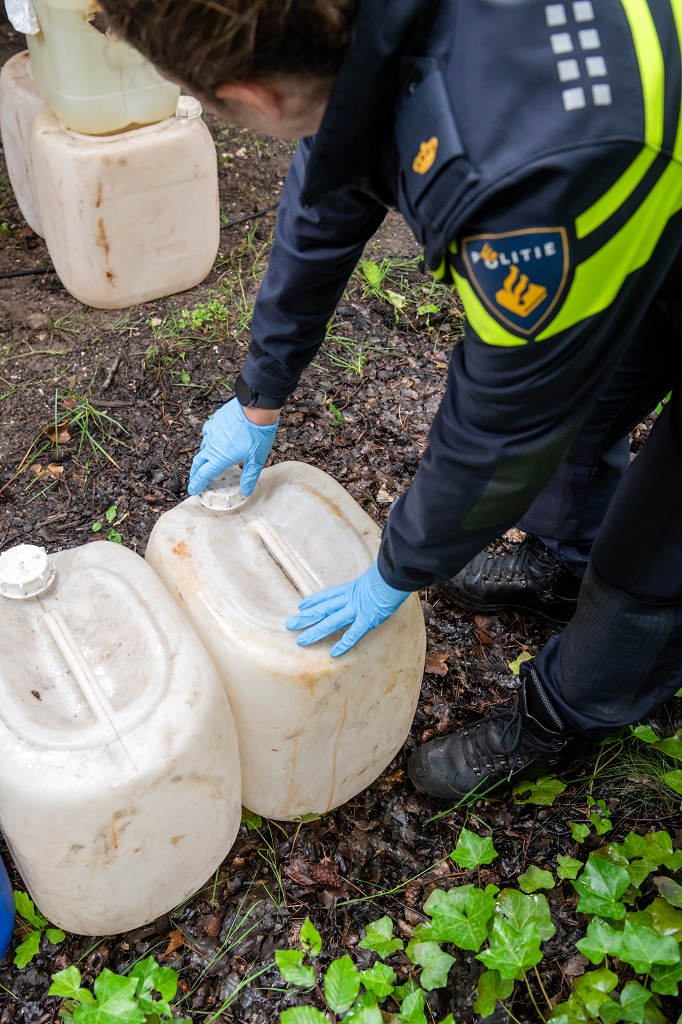 Samenwerken is cruciaal in de strijd tegen ondermijnende criminaliteit. Lees op nederlandtegengeorganiseerdemisdaad.nl hoe je kunt helpen door signalen te herkennen. Kijk morgen naar #OpsporingVerzocht waarin we hulp vragen bij de aanpak van drugsafvaldumpingen.💪#samensterk #stopondermijning