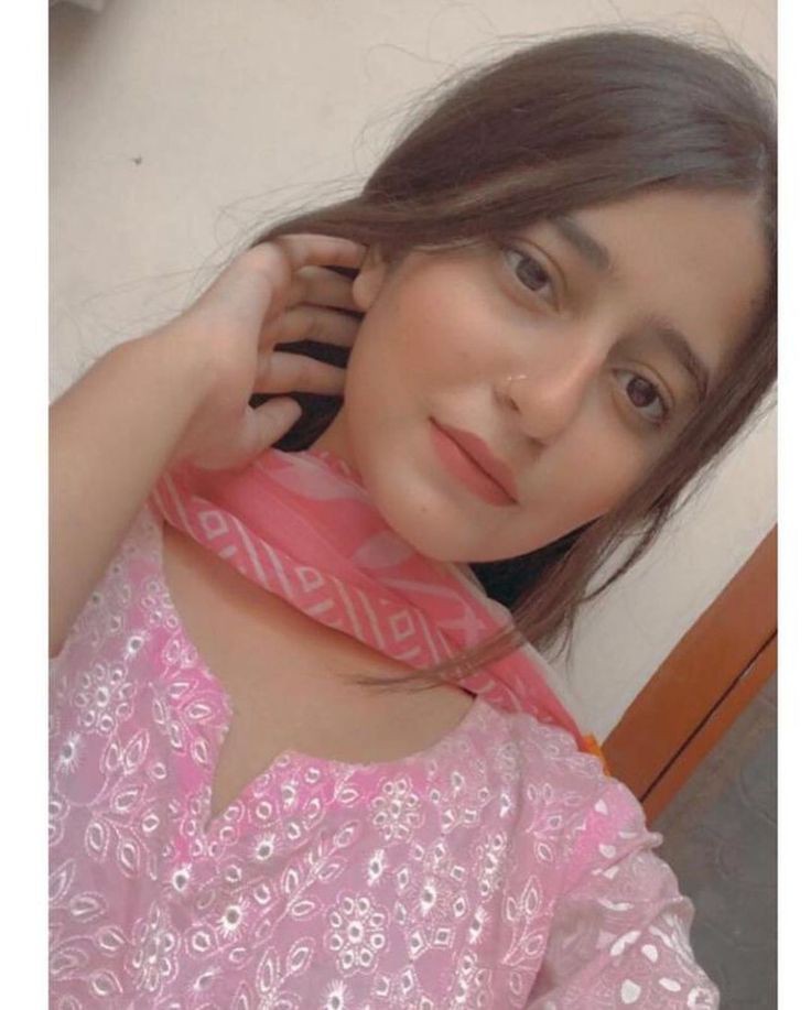 pink suit kasa lagta ha muja batao Sab