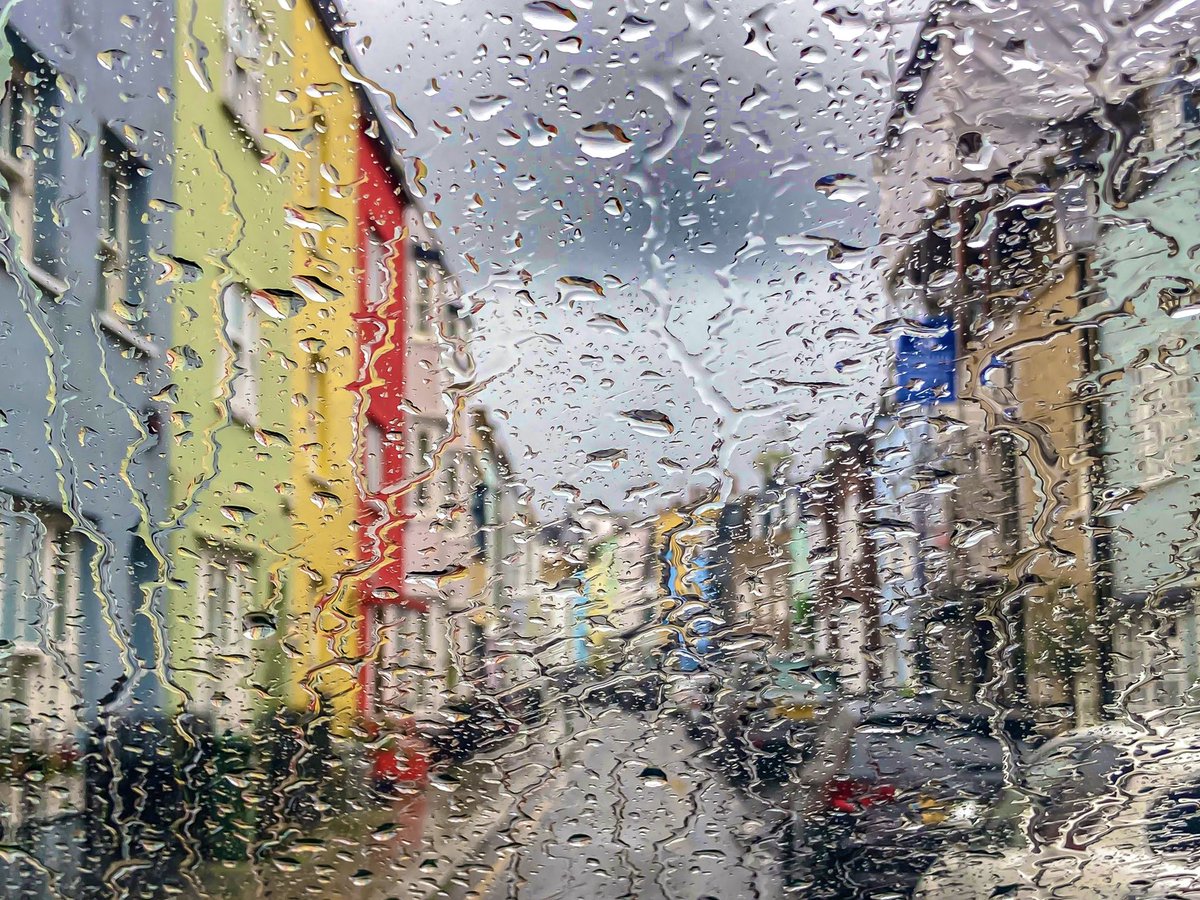 Just about managed to get one job done before the rain hit London! Colourful streets of Chelsea 😊🟡🟢🔵🔴🟣 @bbcweather @SallyWeather @itvweather @ThePhotoHour #StormHour #VisitLondon #LoveUkWeather @metoffice @RBKC #Godfreystreet @WeatherNick @ChrisPage90 @Kate_Kinsella