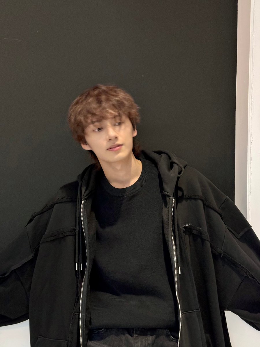 svtranslation's tweet photo. 240415 #jun weibo 

🐱👀

#文俊辉 @pledis_17 https://t.co/mTw1BtxFl3