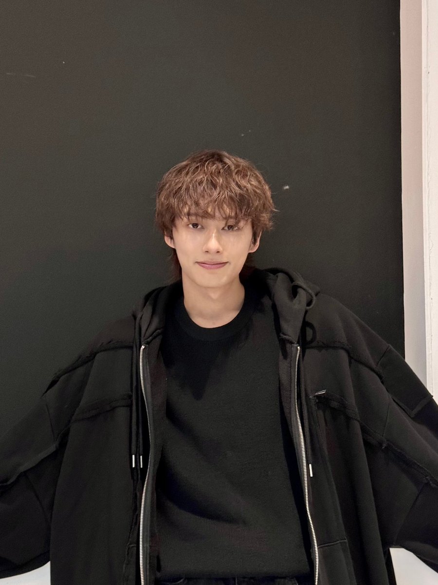svtranslation's tweet photo. 240415 #jun weibo 

🐱👀

#文俊辉 @pledis_17 https://t.co/mTw1BtxFl3