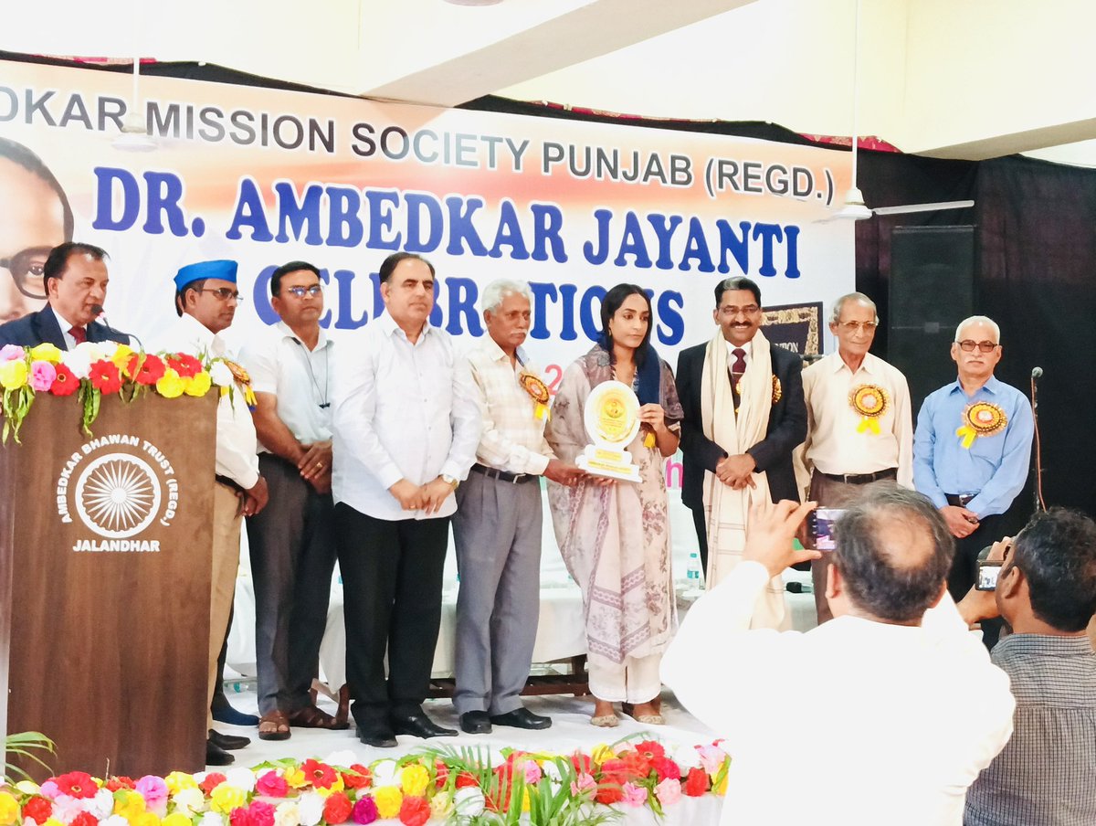 DrRituSingh_'s tweet photo. Jalandhar के साथियो के साथ मनाई अंबेडकर जयंती 🤝🙏#ambedkarjayanti #jaibhim https://t.co/bUDGGqR5L1