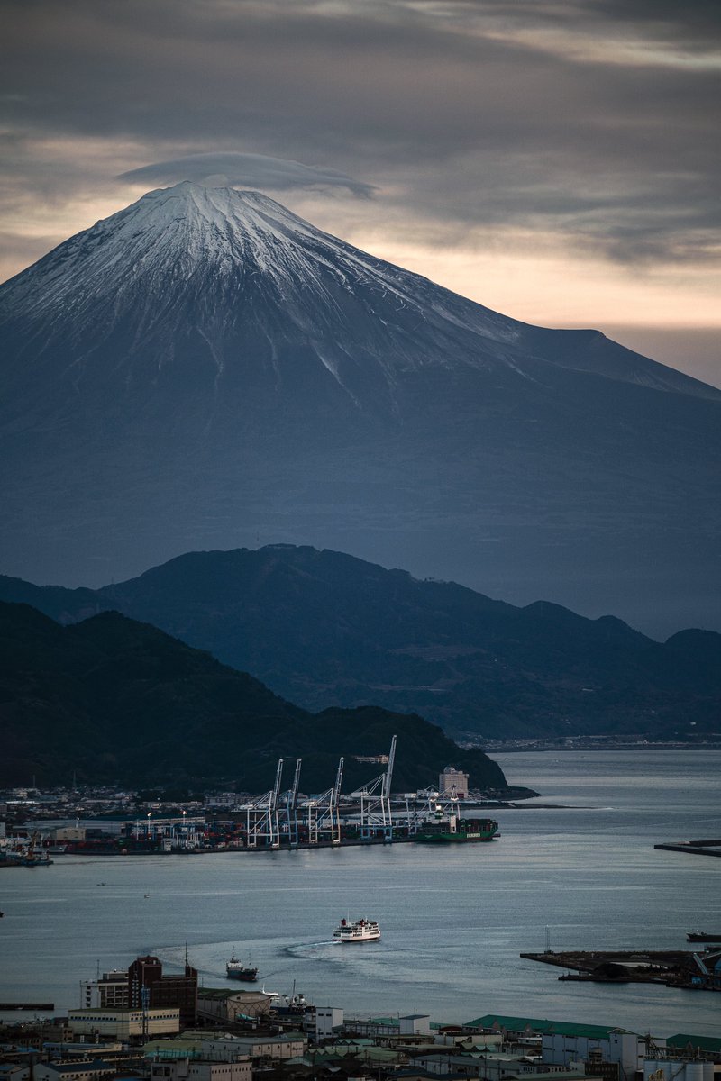 港と富士山。