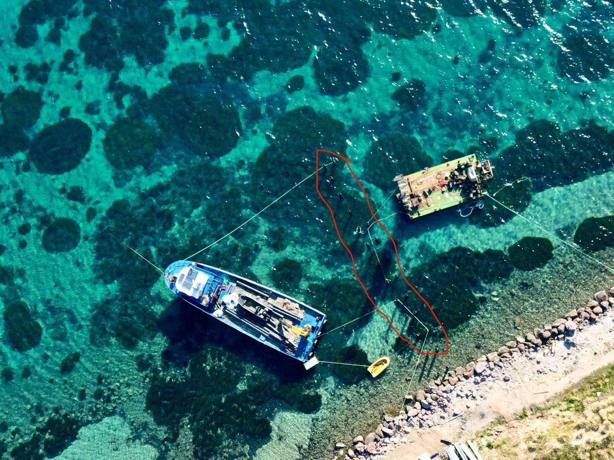 arathrim's tweet photo. Turgutreis Ali Hoca Burnundaki inşaatın karada gerçekleştirdiği hoyrat ve alanın tamamını kullanarak gerçekleştirdiği inşaattan ve denizdeki kaçak iskeleden bahsetmiştik. Aca Ortaklığı”na ait inşaat çok seri bir şekilde deniz çayırları üzerine iskele çakmaktadır. https://t.co/6TFritAjB0