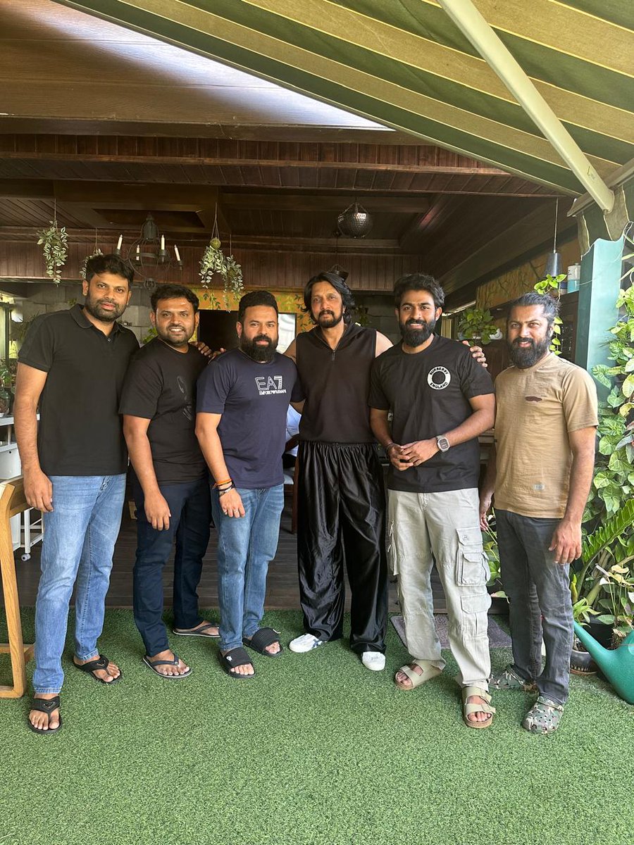 KKSFN_Official's tweet photo. Exclusive Pictures.!!💥📸
Our Baadshah @KicchaSudeep Boss with @YuvaTheFilm movie Team.😍🖤
#BlockbusterYuva #MaxTheMovie #FamilyBlockbusterYuva #Yuvan @SanthoshAnand15 @yuva_rajkumar https://t.co/kFSaI5m4de