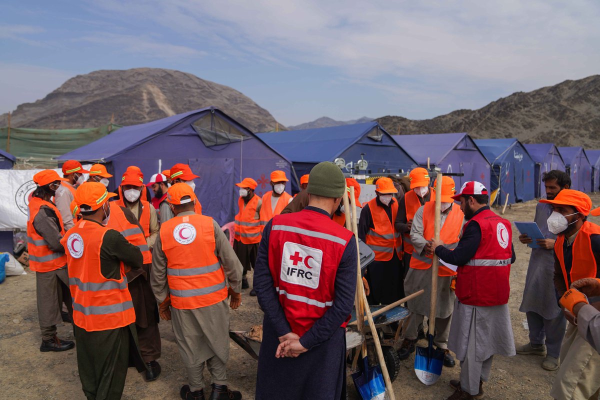 Afghan Red Crescent, supported by IFRC, introduces a transformative cash-for-work program! 🤝 Focused on environmental cleaning at key border crossing points, this initiative is reshaping living conditions for returnees in camps. Together, we are making a positive impact!