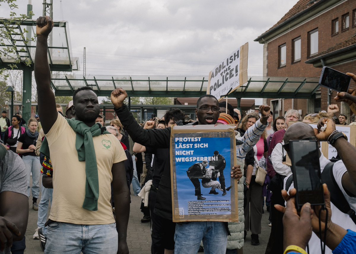 Am Samstag demonstrierten mehrere Hundert in #Nienburg für Aufklärung und Gerechtigkeit für Lamin Touray. Angeführt wurde der Protest von seiner Familie. Die Schilderungen von Tourays Freundin hatten Zweifel an der Darstellung der Polizei aufgebracht.