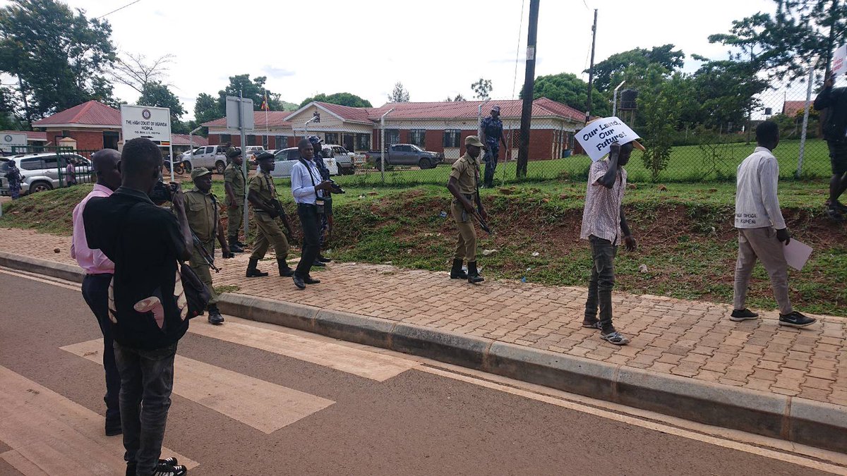 Police have been deployed on the ground to sabotage the peaceful demonstration in Hoima involving the 42 families affected by the Tilenga project...
#StopEACOP
@CERAIUg 
@Greenmedia01 @snehrd @WogemU @YGCUganda @shellslies @LSM_Africa @Wokulira