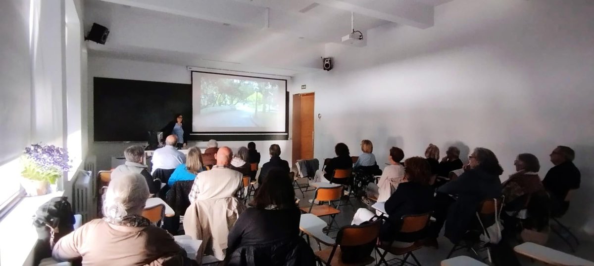 ADemaiorcrea's tweet photo. O 9 de abril, a nosa compañeira Uxia Villarino presentou a nosa curta "Curros, Unha mirada de pedra", na Universidade Senior  de A Coruña. https://t.co/R41wJfRYLK