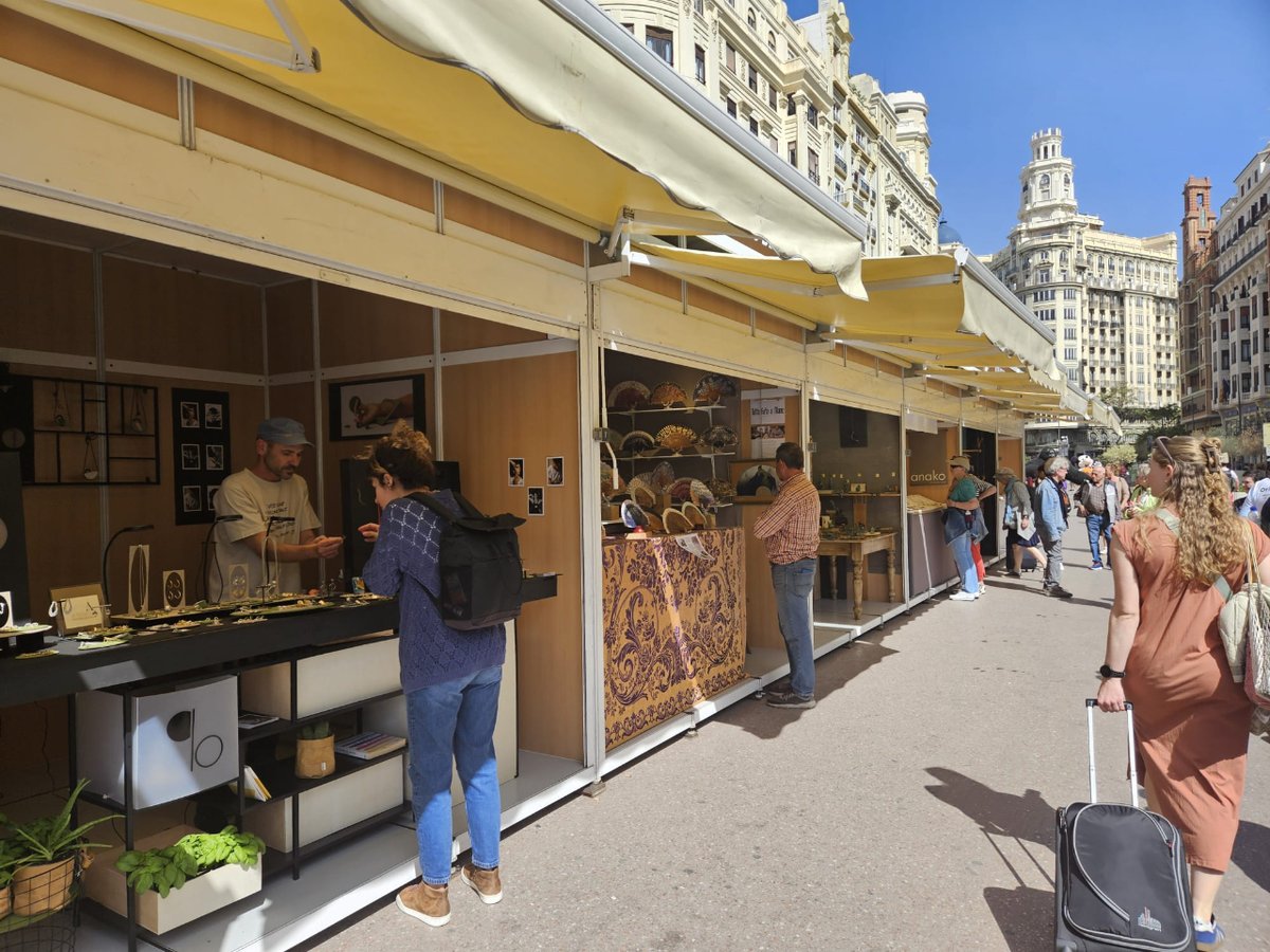 🏺 Ja pots acostar-te a la Fira d'Artesania de Primavera d'@Arteval2 en la plaça de l'Ajuntament, amb productes artesanals tradicionals i contemporanis, amb certificació d'elaboració pròpia. ⏰ De 10:30 a 14h i de 16:30 a 21h 🗓️ Fins al 5/05 🔗 i.mtr.cool/idavnrtrpn