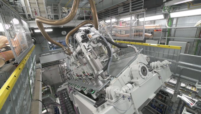 RollsRoyceMENA's tweet image. يساعدنا #testbench الدوار الخاص بنا على ضمان أن محركاتنا من سلسلة إم تي يو 2000 #mtu مصممة لتشغيل #السفن البحرية خلال أقسى الظروف، كما أنها ستستمر في العمل حتى في حالة انقلاب السفينة. اكتشف المزيد هنا: ow.ly/FCN750RaACa