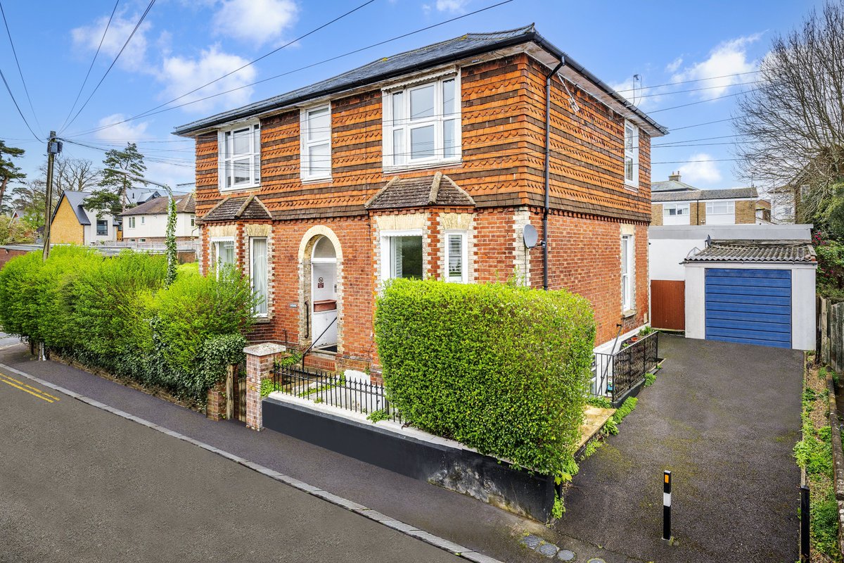 NEW LISTING! GUIDE PRICE £265k: Spacious 1-bed TUNBRIDGE WELLS apartment with garage, 2/3 parking spaces and private courtyard garden. 
flyingfishproperties.co.uk/property-for-s…
.
.
.
#tunbridgewells #tonbridge #bidborough #southborough #penshurst #property #sevenoaks #rusthall #kent #langtongreen