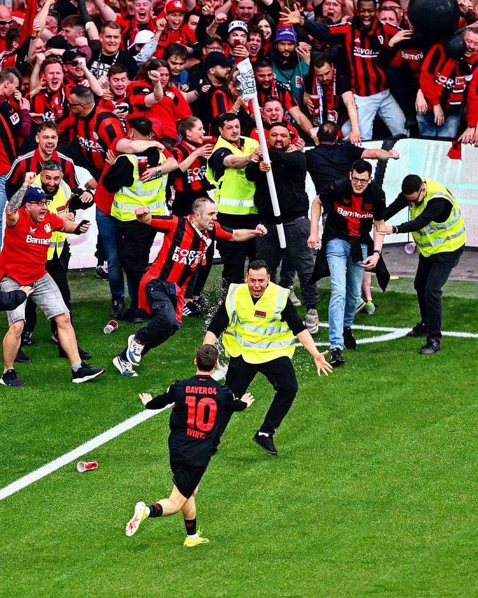 thecasualultra's tweet photo. Florian Wirtz asked the Leverkusen fans not to invade the pitch until the final whistle. 🏆

He scored in the 83rd minute and this was the scenes. 😂

That steward clearly forgot his job for a second. The power of football. 🤩⚽️ https://t.co/3PMs9AhybM