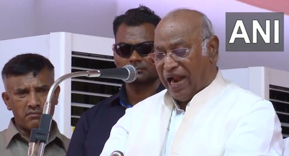 #Puducherry: Addressing a public rally, #Congress National President #MallikarjunKharge says, 'Puducherry must be granted full #statehood. And the Congress party is deeply committed to getting statehood for Puducherry. Whatever we promise and say, we will do. But PM Modi will not…