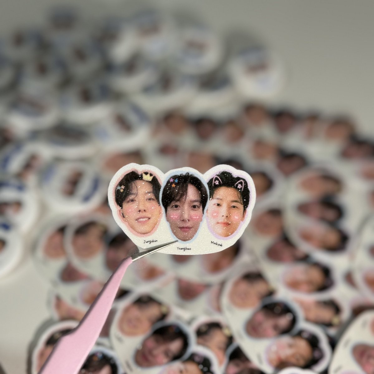 BOICE-deul!! I’ll be handing out this freebies at #CNBLUENTITYinKL 🫧 Can choose mini button badge or glitter sticker ✨ 🫧 Just show me this tweet to claim. fcfs! 💙🩵 🫧 time & location tba See ya on d-day 🫶🏻 #CNBLUEinKL #CNBLUENTITY #CNBLUEBALIKRAYA #CNBLUE