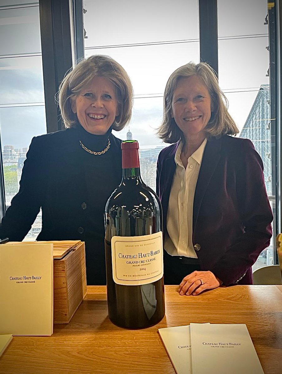 An exchange of views on fine wines... On the premises of Le Monde in Paris, Laure Gasparotto and Richard Caron organised a memorable meeting between Véronique Drouhin of Maison Joseph Drouhin and Véronique Sanders. The evening concluded with a remarkable tasting.