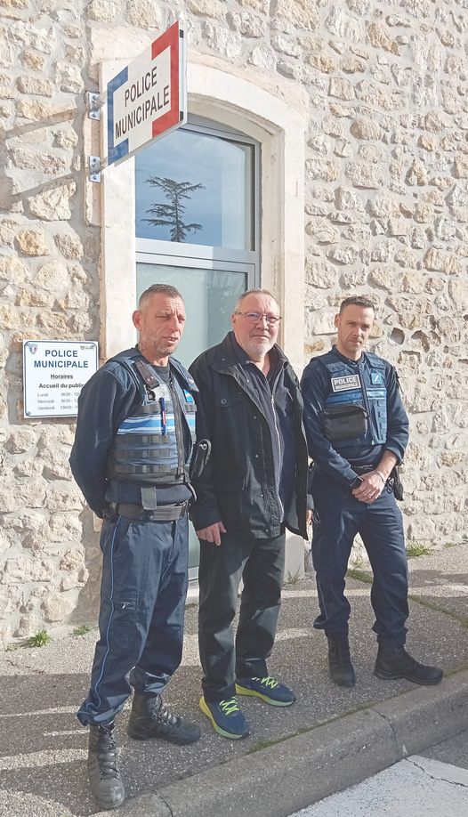 com_30340's tweet photo. Un nouveau venu dans la police municipale salindroise Frédérick Lagleyse, il remplace Vincent Kujawa parti à la retraite. https://t.co/jzAm25i8uK