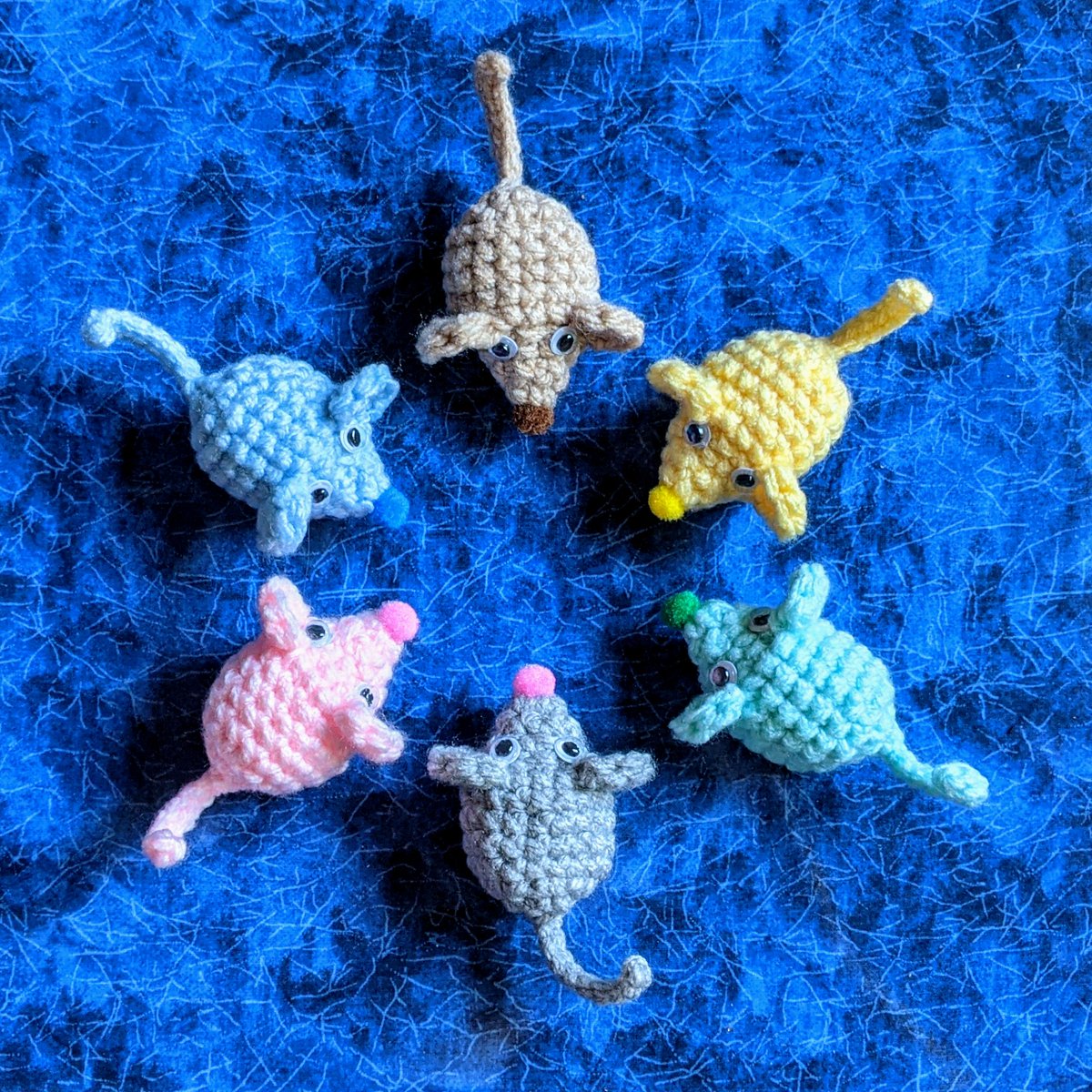 Six petites souris qui s'enfuient pour répandre la gentillesse !

Six little mice scampering off to spread kindness!

#crochet #amigurumi #kindness #RandomActsOfCrochetKindness #RAOCK #RandomActsOfKindness

🐭🐭🐭🐭🐭🐭

stringydingding.com/no-sew-scrap-m…