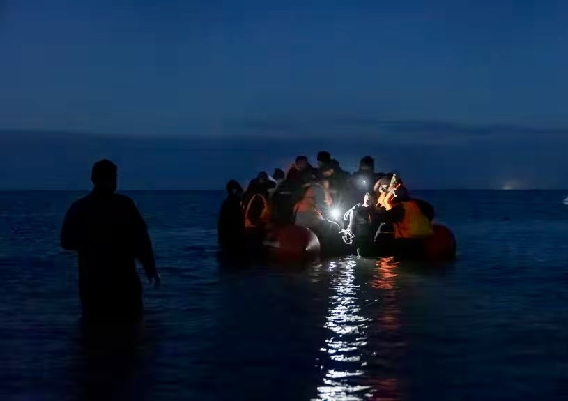 👨🏿‍🦰🇫🇷 Dunkerque (59) : des policiers caillassés au cri de “Allah Akbar” par des dizaines de migrants cherchant à utiliser un bateau pneumatique.

Dans la nuit de vendredi à samedi, la surveillance du port de Dunkerque dans le Nord a signalé une soixantaine de migrants portant un…