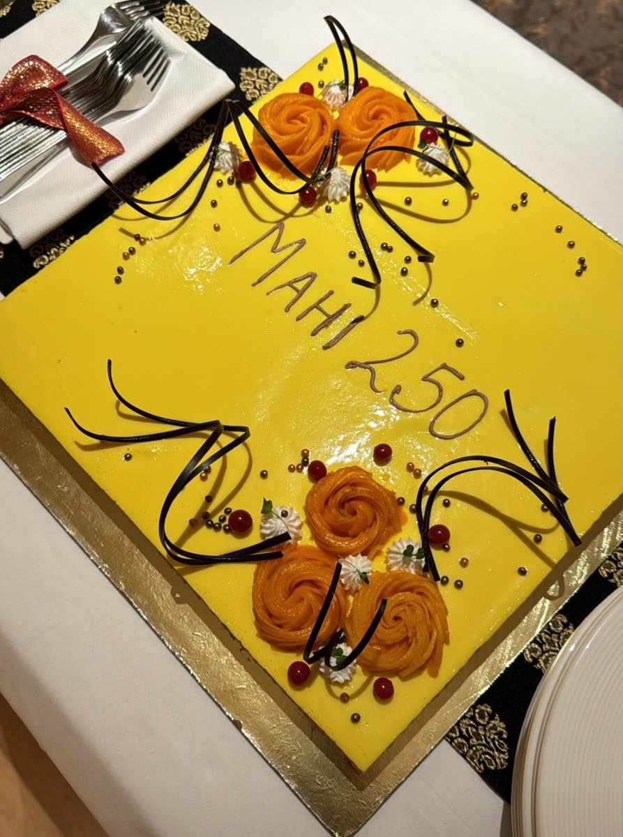 Special cake for MS Dhoni for his 250th match for CSK. ⭐🦁