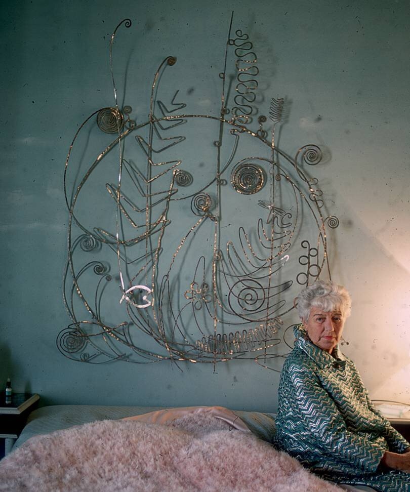 Le testiere del letto sono demodé, con qualche eccezione Peggy Guggenheim con testiera d'argento di Alexander Calder ph Tony Vaccaro Fondazione Solomon R. Guggenheim