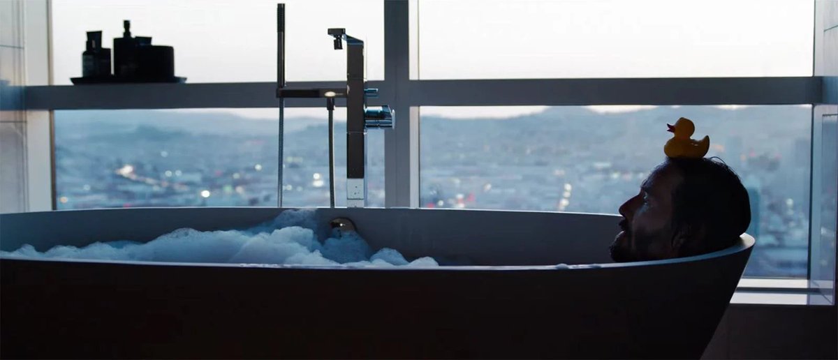 wearecyberpunks's tweet image. Gestern Abend zum dritten Mal #MatrixRessurections gesehen. Ja, der Anfang ist komisch und teilweise auch cringe, aber der Witz ist, er ergibt Sinn. Wenn man genauer darüber nachdenkt, ist es ein intelligenter Move, die Story genau so zu schreiben.

Wäre ein normaler Matrix-Teil…