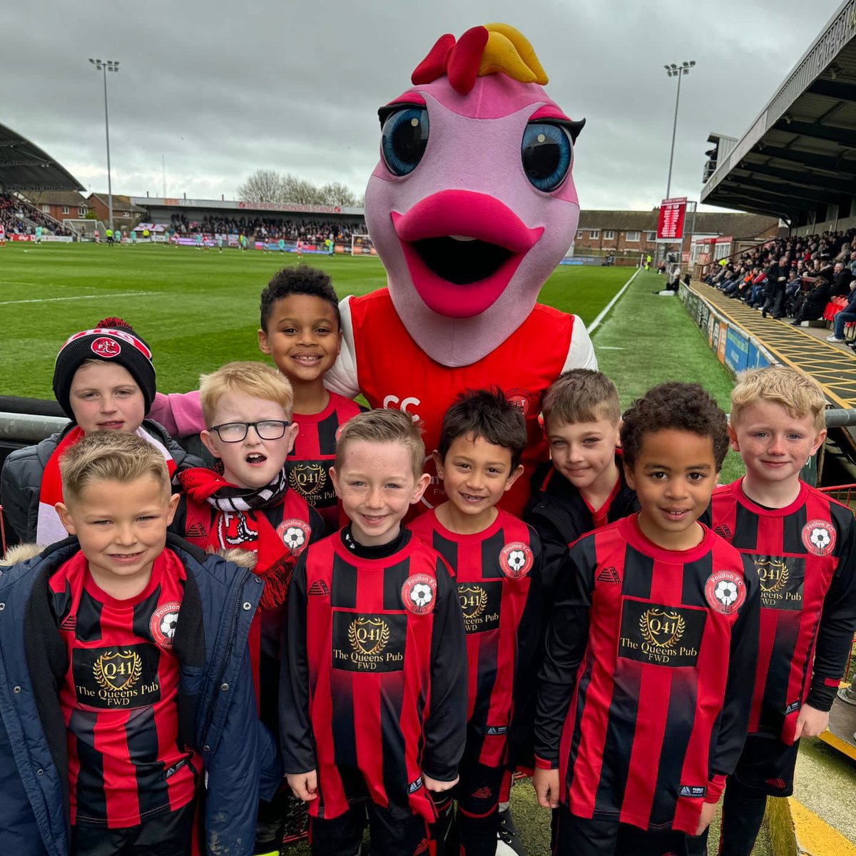 Mrs Cods with @PoultonFC_FY6 Under-8s 🫶

Thank you for being our 'Team of the Day' on Saturday 🙌

#OnwardTogether | @ftfc