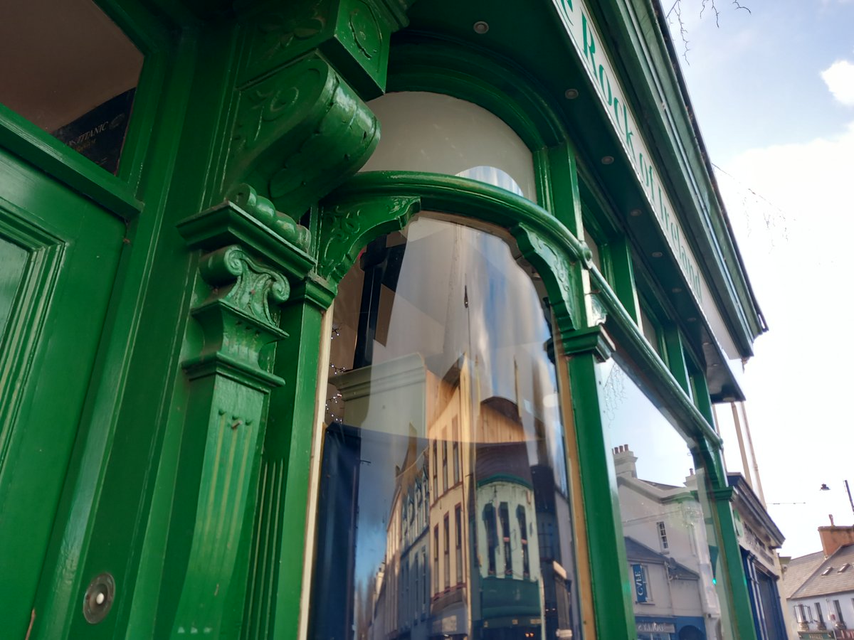 TradSkillsNI's tweet photo. It's #Windowsday!
Whilst not the fanciest window in the world, the slightly chunky but charmingly decorative wooden window frame is set off by the matching doorcase.
...I'm also a sucker for curved glass panes. 🥰
❤️🪟 https://t.co/mYX2WJ4A2M